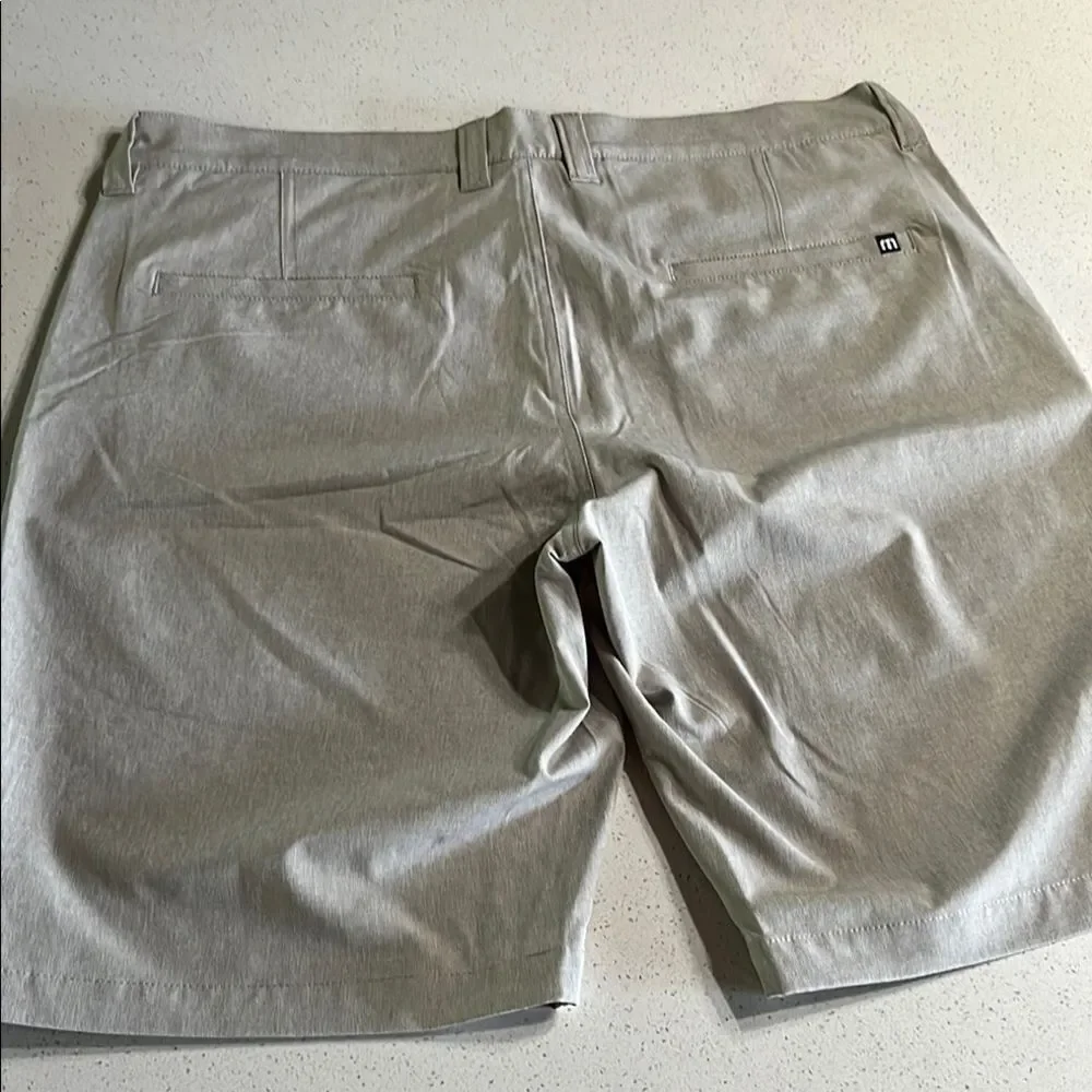 Travis Mathew Gray Flat Front Golf Shorts Size 34